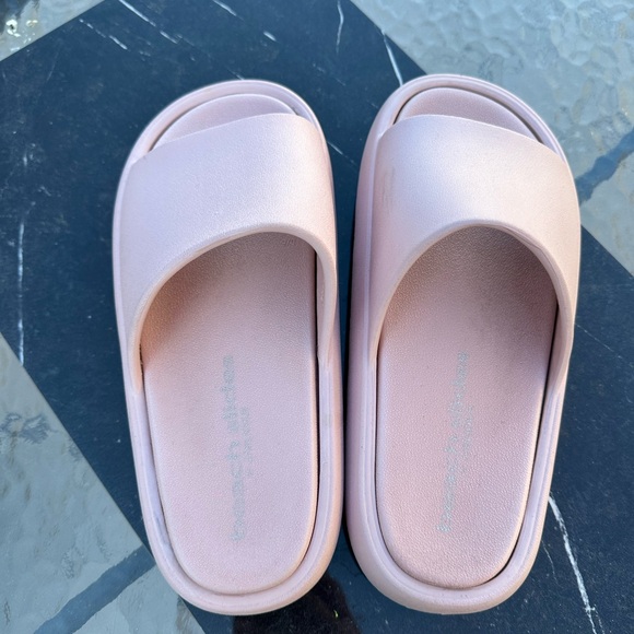 BEACH SLIDES
SQUISH SANDAL LIGHT PINK EVA size 9 - Picture 2 of 4
